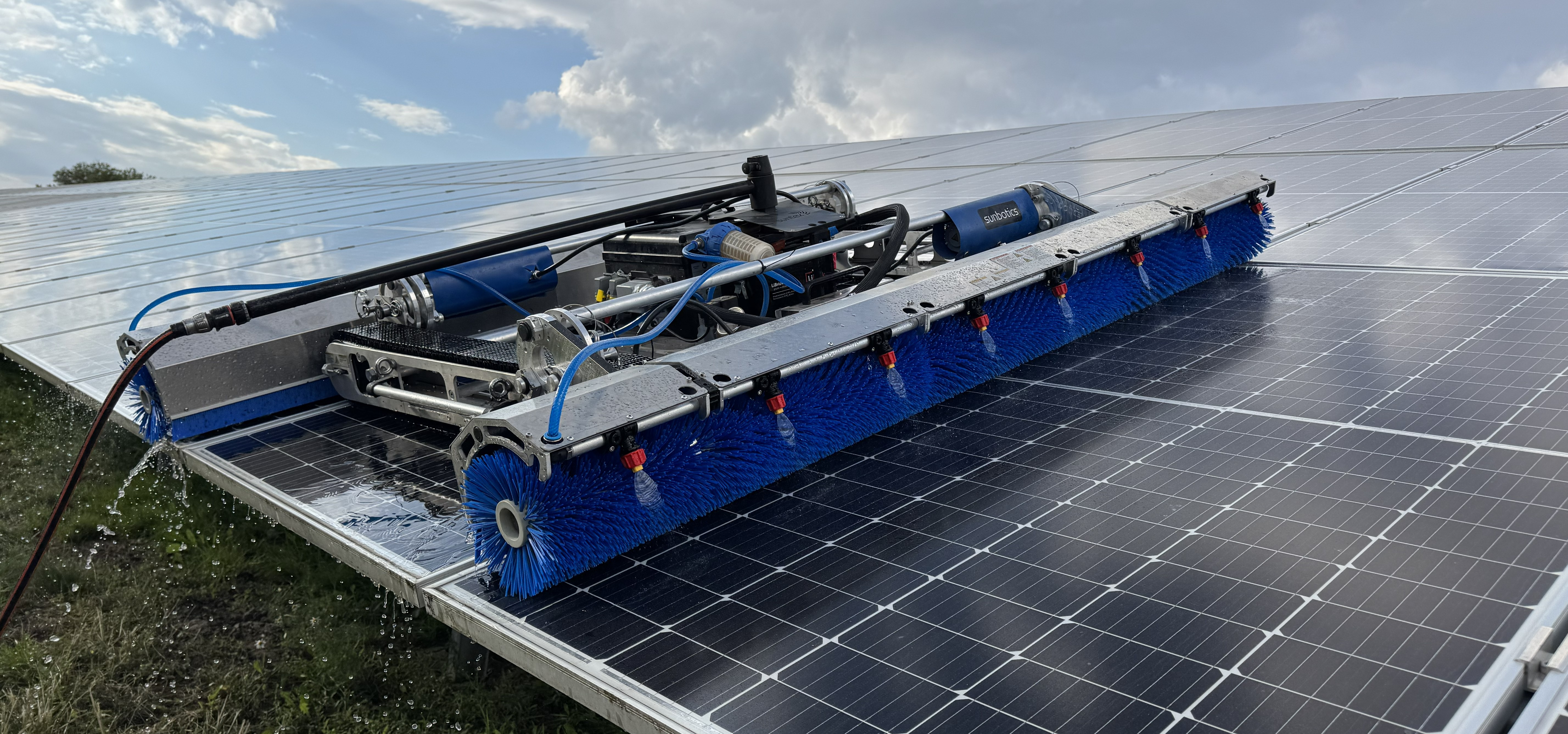 Moduláris robot napelem tisztító rendszer