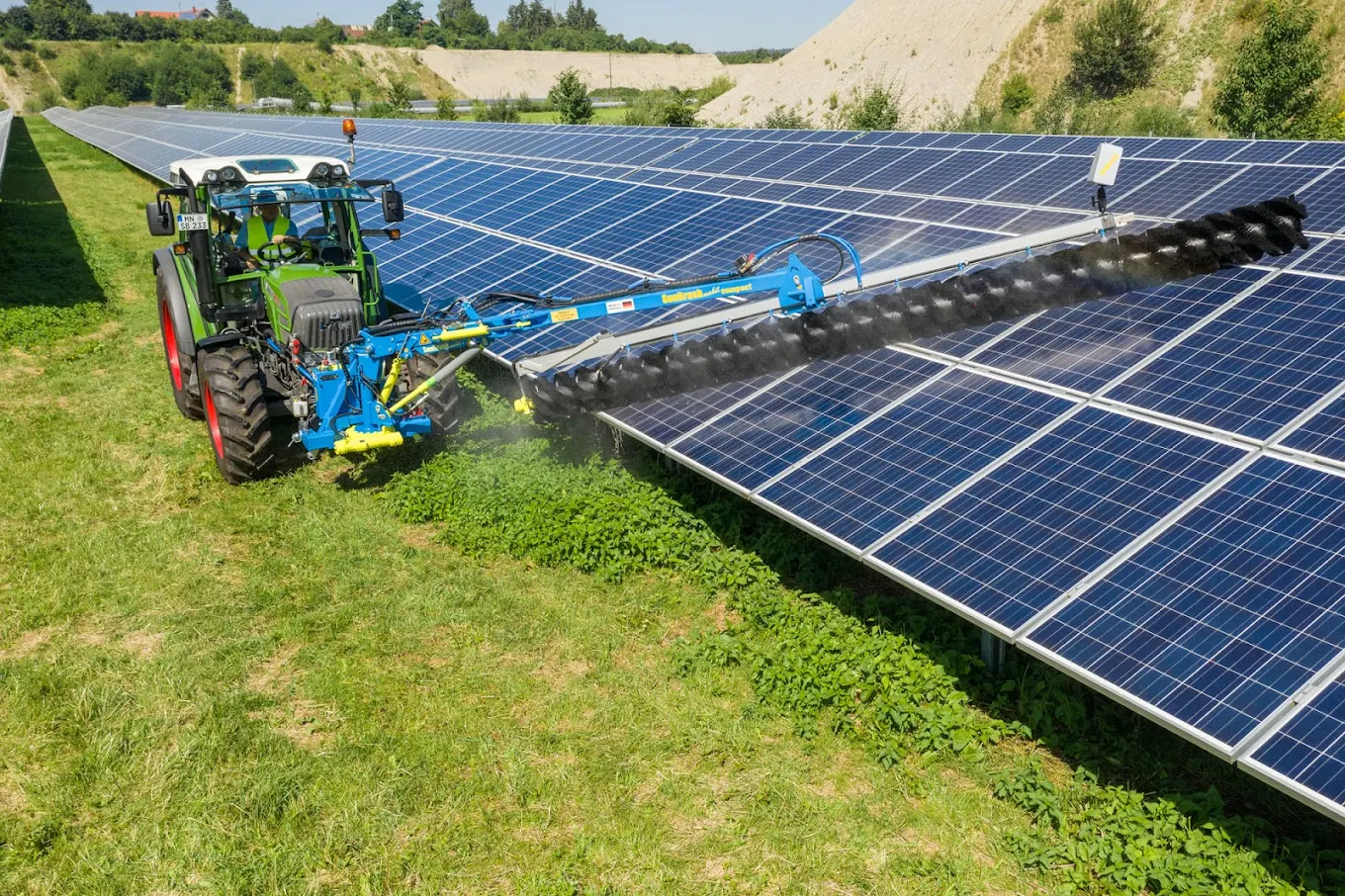 Traktoros napelem tisztító rendszer